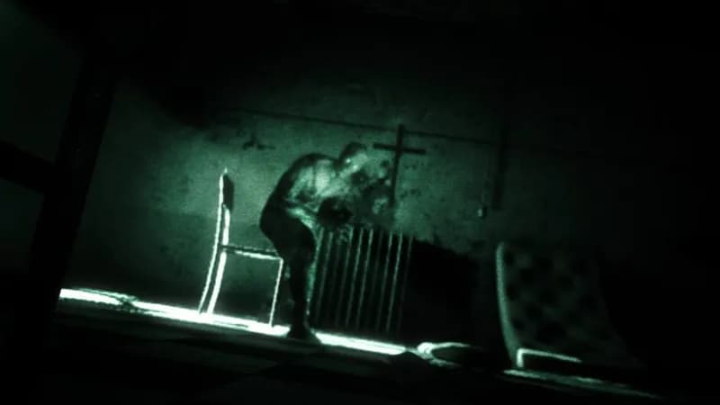 Outlast gameplay screenshot 2